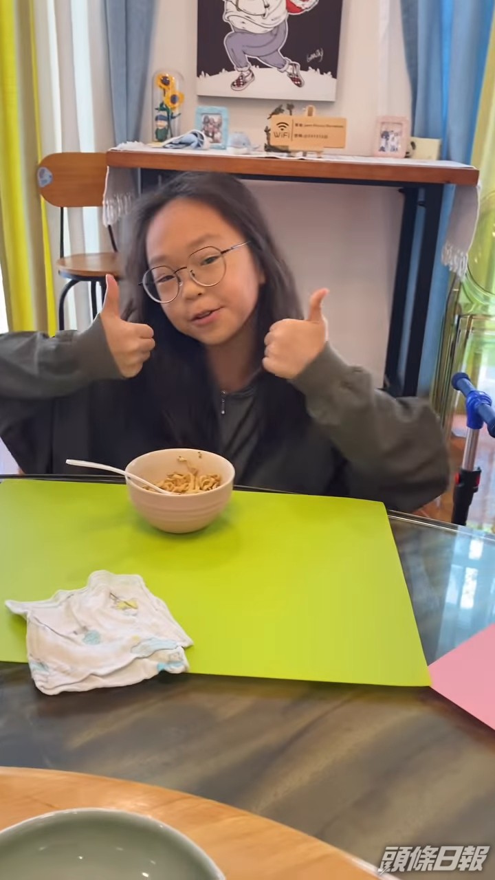 Bob透露找了台灣三大麵廠，食盡30多款麵，歷時9個月才研發出今次的拌麵，仔女也是他的試食專員。